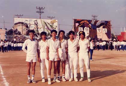 テニス部の友人たちと（右から2番目）