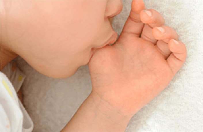 指しゃぶりや爪・くちびるを噛むくせがある