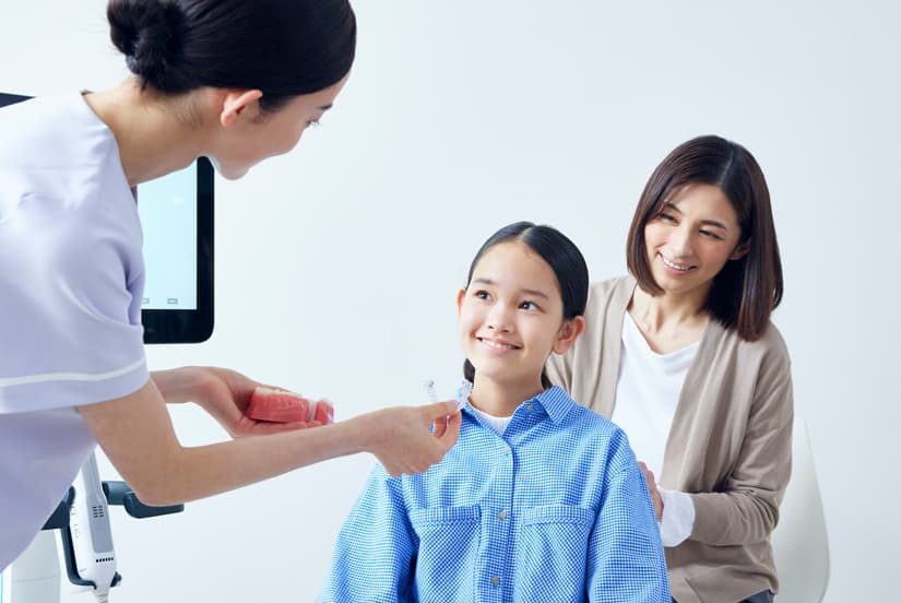 生える歯のスペースづくり（あごを広げる動き）と、今ある歯ならびの調整を、同じ仕組みの中で進められます