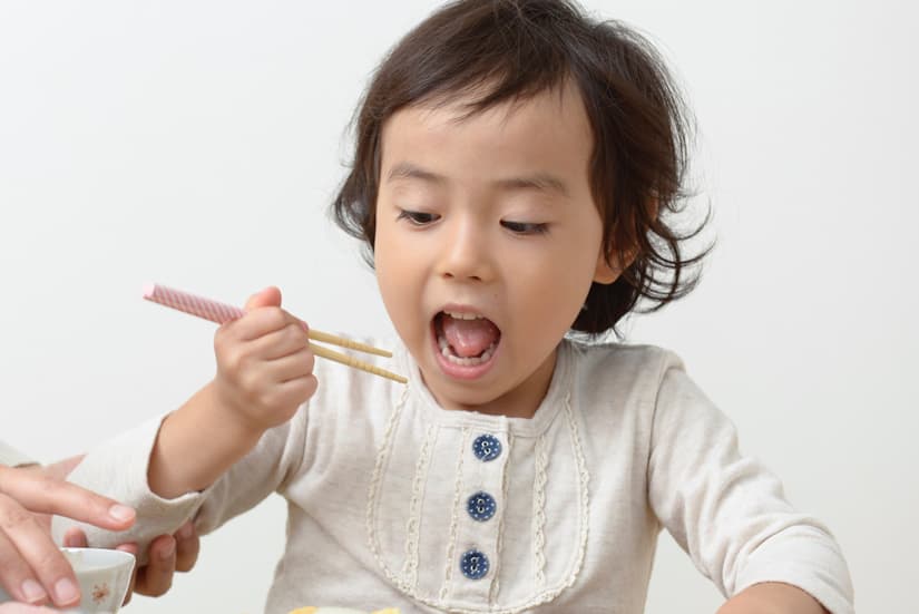 舌を正しい位置に置く、飲み込み方や口の周りの筋肉の使い方、良い姿勢